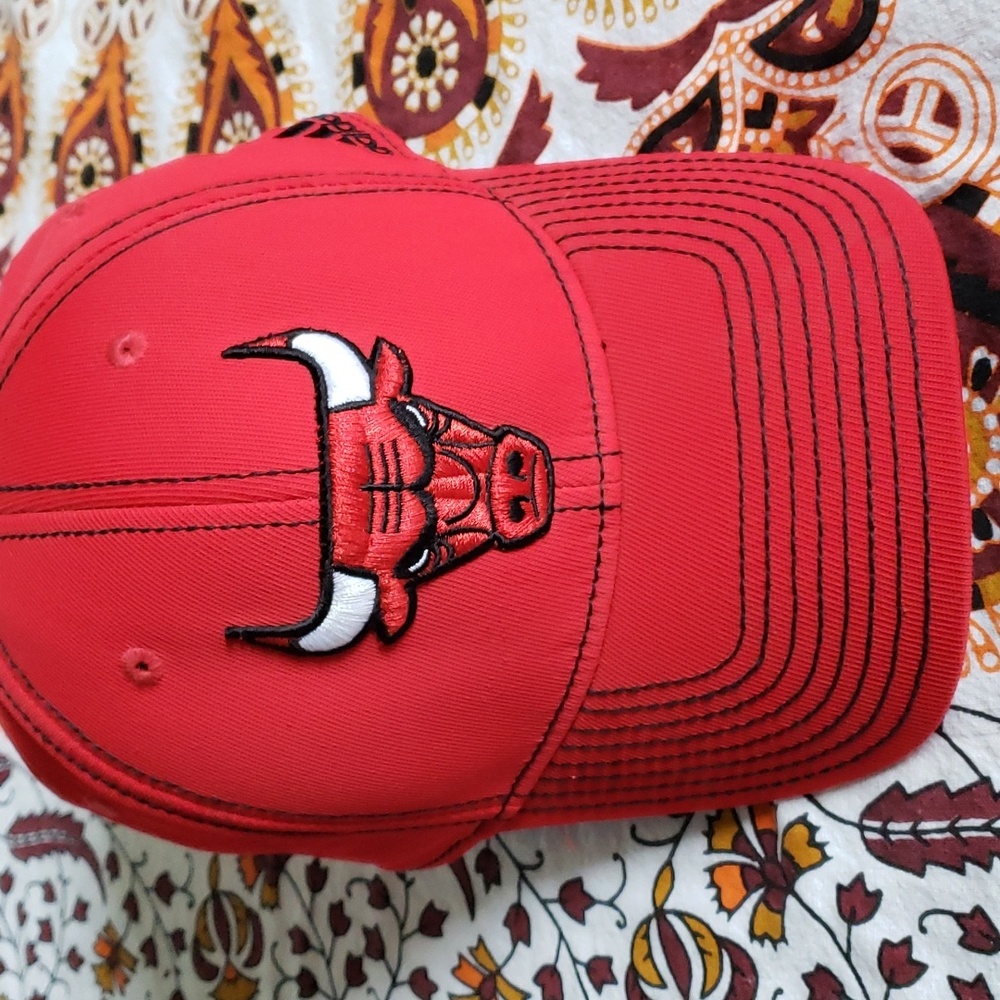 ADIDAS Chicago Bulls structured Flex Curve Trucker Hat NBA UNISEX (BIN 007)